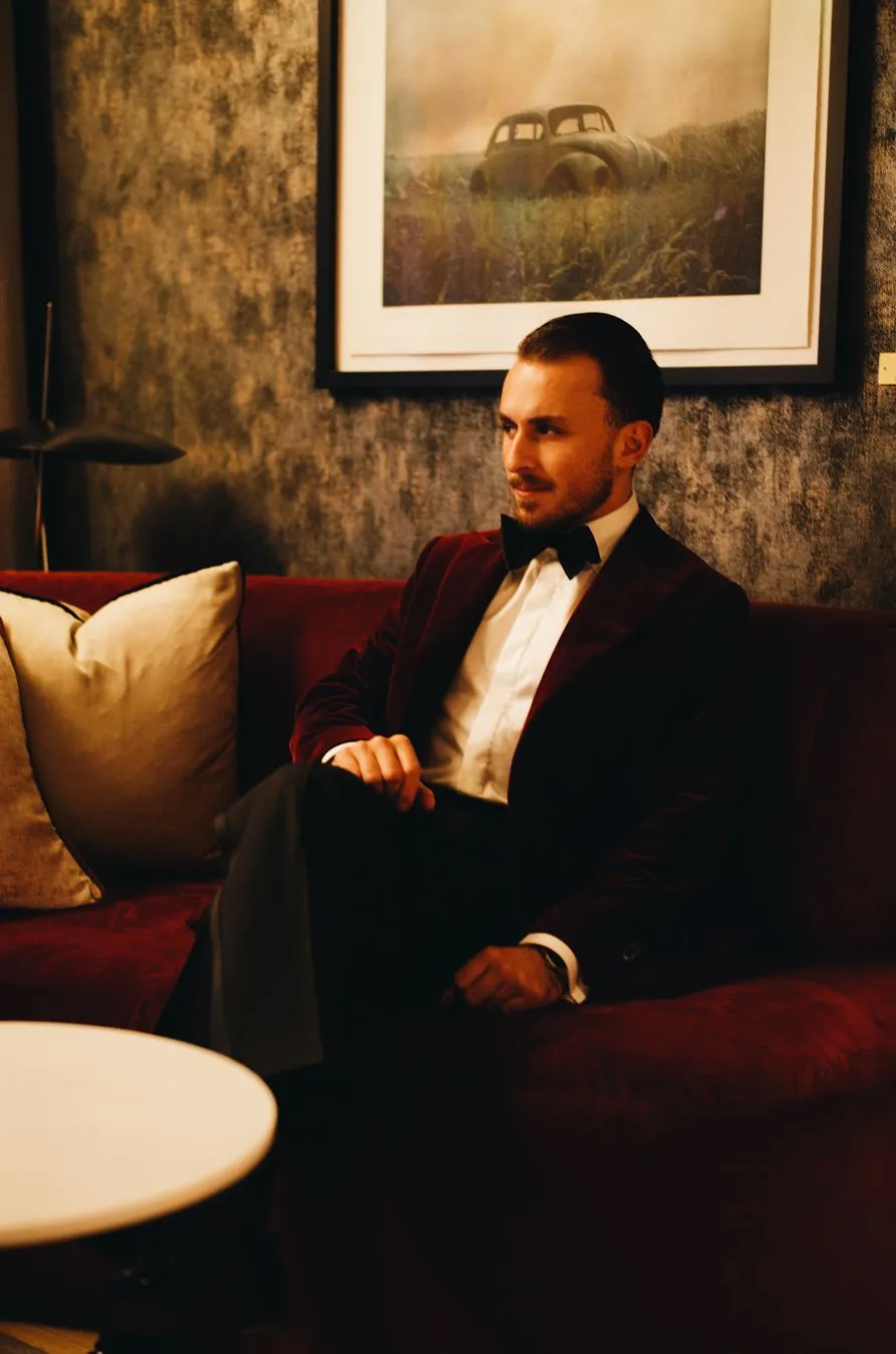 Rød velvet smokingjakke med sjalkrage og sløyfe, seremoniell bekledning fra Sabiro Tailoring